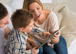 pais e filho lendo juntos